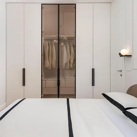 Plaza Apartment *