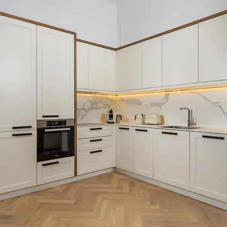Plaza Apartment *