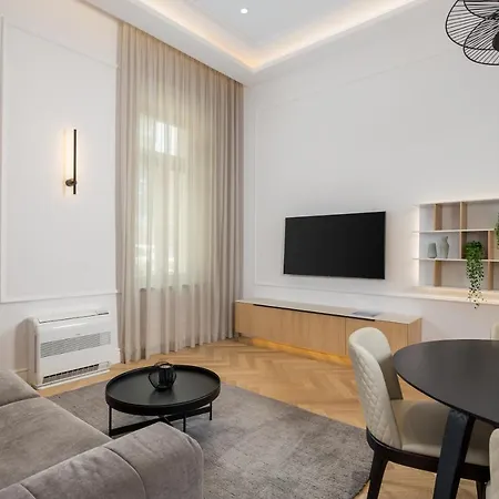 Plaza Apartment *