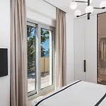 Plaza Apartment *